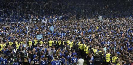OVIEDO, 21/06/2025.- La afición del Oviedo celebra el ascenso a Primera División tras el partido de vuelta de ascenso a Primera que Real Oviedo y Mirandés disputaron este sábado en el estadio Carlos Tartiere de Oviedo. EFE/Paco Paredes