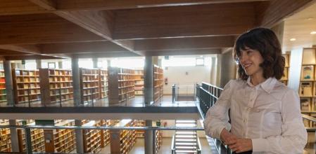 Irene Vallejo visita la biblioteca de la UNED