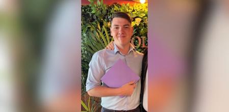 El hombre que ha salvado la vida de una clienta se llama Jordan Harries, tiene 28 años y es encargado de un restaurante de Gales