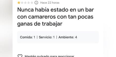 La reseña de un cliente indignado por el servicio de los camareros y la respuesta del propietario del negocio
