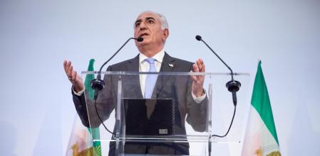 El hijo del último sha de Irán, Reza Pahlevi, habla a la prensa en París