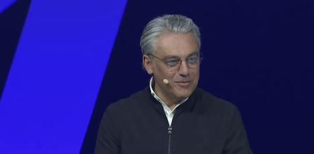 Luca de Meo durante la presentación del nuevo Alpine A390.