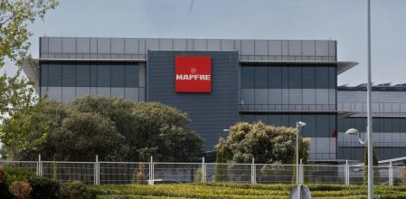 Fachada de la sede de Mapfre, a 10 de abril de 2023, en Madrid (España). Mapfre es una empresa multinacional española dedicada al sector del seguro y reaseguro, con presencia en 40 países. La matriz del grupo es la sociedad holding Mapfre España, S. A., cuyas acciones cotizan en las bolsas de Madrid? y Barcelona.?