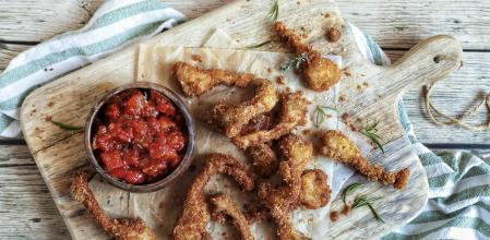 Costillitas de conejo con salsa de tomate brava