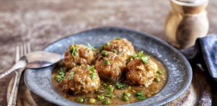 Albóndigas de sepia, langostinos y merluza