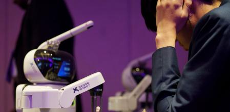 &nbsp;Un robot de SenseRobot Technology juga a escacs en una fira a Shanghai&nbsp;