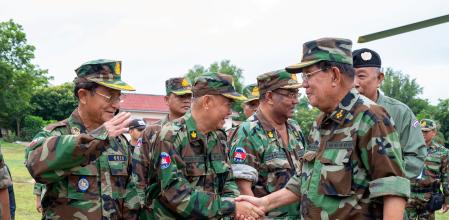 Hun Sen, durante cuatro décadas primer ministro de Camboya (hoy lo es su hijo) pidió el Nobel de la Paz para Trump. En esta foto de junio, saluda a sus tropas en la frontera 