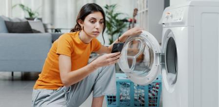 Mujer solicitando un microcrédito para reemplazar su lavadora averiada