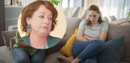 Una adolescente discutiendo con su madre