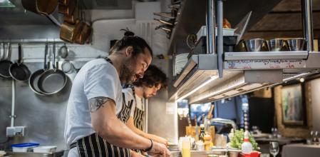 El cocinero barcelonés trabaja con su equipo en la minúscula cocina abierta al comedor