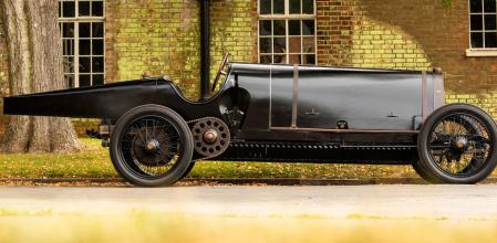 El corazón del vehículo es un Avio 8C, un propulsor de ocho cilindros desarrollado tanto para aplicaciones aeronáuticas como automovilísticas.