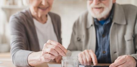 El ahorro es uno de los métodos para conseguir una jubilación digna.