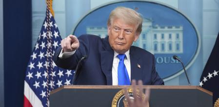 El presidente Donald Trump señala a un periodista durante una rueda de prensa, el viernes 27 de junio en la Casa Blanca.