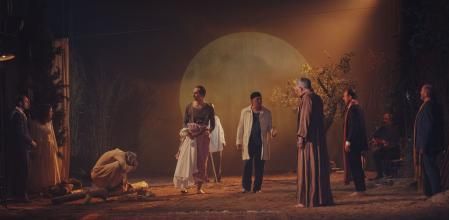 Un espacio de rocas, arena, telón paisajístico, cortina, cañas, olivos funciona como un catálogo de sus inmarcesibles gestos escénicos.