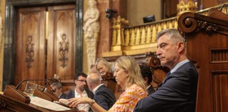 El líder municipal de Junts, en primer término, el viernes en el pleno municipal