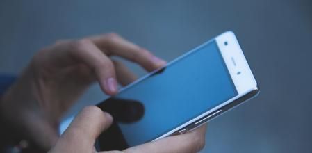 Varios vídeos en redes sociales y noticias en portales informativos han advertido de que la Agencia Tributaria empezará a controlar todas las transferencias bancarias