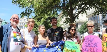 La vicepresidenta Yolanda Díaz y el ministro Ernest Urtasun, con otros participantes en la manifestación de Budapest. 