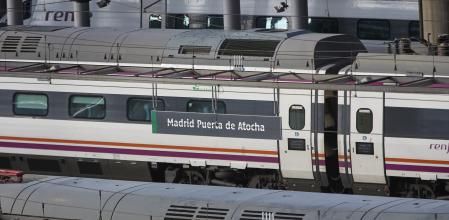 Un tren de cercanías en la estación de Almudena Grandes-Atocha de Cercanías