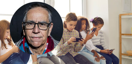 Niños utilizando los móviles en el entorno escolar