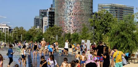 Docenas de chavales se refrescan cada tarde en las nuevas láminas de agua del corazón de Glòries