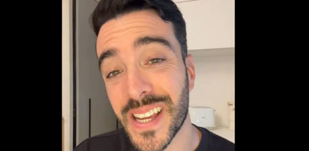 Carlos es contratado está especializado en la carrera laboral.