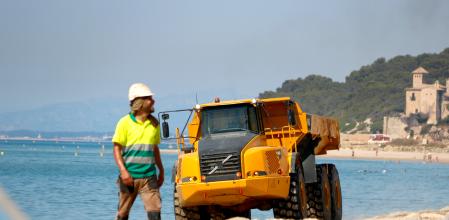 Un operario trabajando en la playa.
