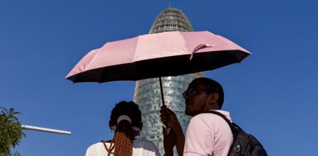 Ayer la ciudad de Barcelona alcanzó una temperatura de 34,5 ºC. En la fotografía, dos turistas ante la Torre Glòries