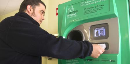 Devolución del envase en una máquina, con recuperación del depósito que ha gravado el producto