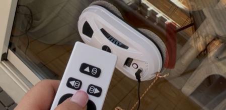 Un robot limpiacristales en acción