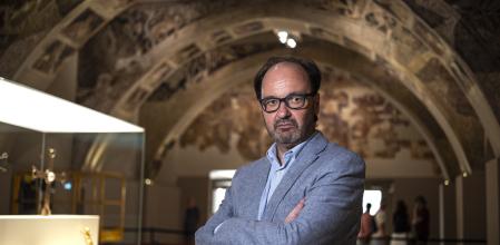 Pepe Serra, director del MNAC, esta mañana en la sala de las pinturas de Sijena