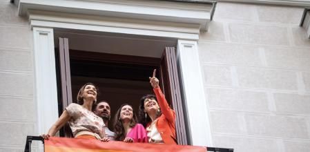 La portavoz del PSOE en el Ayuntamiento, Reyes Maroto, junto con la ministra de Igualdad, Ana Redondo, tras colocar la bandera LGTBI en los balcones del grupo municipal.