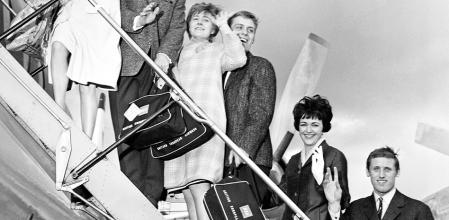 Futbolistas del Everton (Liverpool) y sus esposas rumbo a Torremolinos tras ganar la liga de 1963