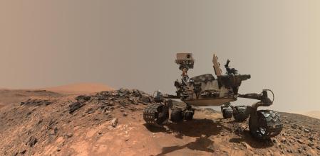 El todoterreno Curiosity de la NASA, sobre la superficie de Marte