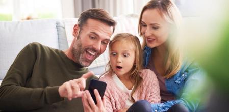 Una niña y sus padres alucinan con los grandes chollos del día en Amazon