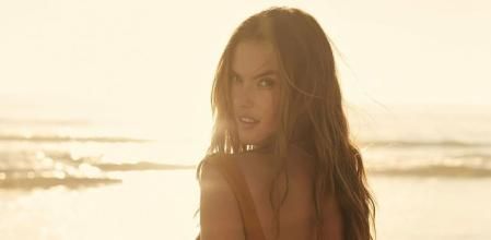 La modelo brasileña Alessandra Ambrosio en la playa
