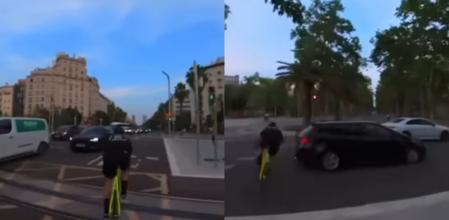El momento en el que los ciclistas atraviesan varias calles entre coches que circulan por el centro de Barcelona