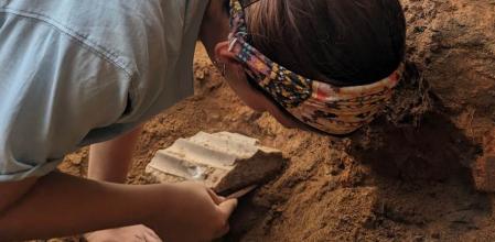 Una arqueóloga trabaja para desenterrar la columna de estilo griego&nbsp;