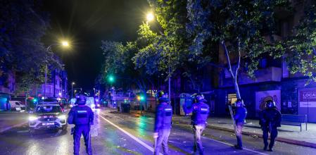 Los Mossos movilizaron unidades de orden público, Brimo y Arro, para repeler los disturbios, la madrugada del viernes en Sabadell.