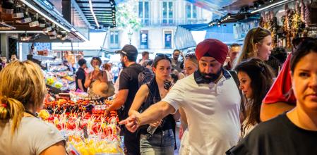 La fruta pelada, cortada y envasada es uno de los grandes reclamos para los turistas, junto con las empanadas que se han multiplicado
