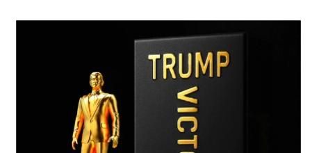 FrascoLa forma del envase del perfume es una figura dorada de sí mismo que emula un premio Óscar