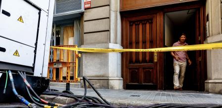 Unos generadores en la calle Herzegovina han suplido la falta de luz durante varios días en diversas fincas de la calle Muntaner