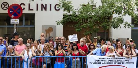  Militants i simpatitzants del PSOE, on es feia el comité federal el dissabte 