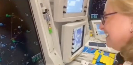 La emotiva sorpresa de un joven piloto a su madre controladora aérea el último día antes de su jubilación: “Gracias por ser nuestros ojos cuando estamos aquí arriba”