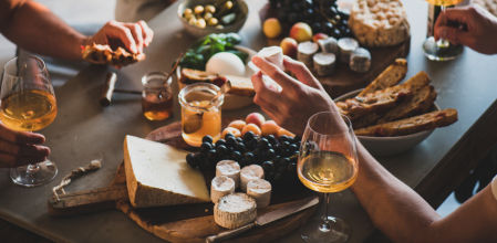 Guía práctica para combinar vinos, quesos y conservas como un professional