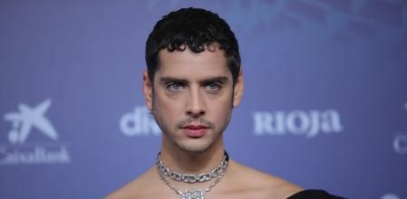 El actor Eduardo Casanova posa en la alfombra roja previa a la gala de la 37 edición de los Premios Goya, a 11 de febrero de 2023, en Sevilla, Andalucía (España)..