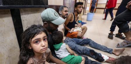 Una nena a Gaza amb els familiars atesos ahir en un hospital de Deir al-Balah després que Israel els bombardegés casa seva