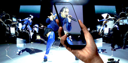 los móviles eran una plaga en los conciertos, pero artistas como Rosalía y Taylor Swift los han convertido en parte del show.