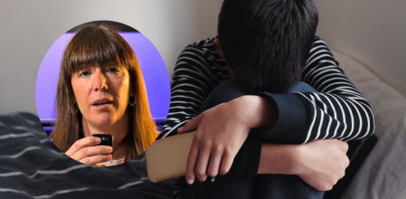 Un adolescente sujetando un teléfono móvil