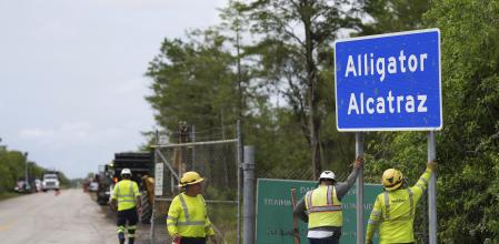 Trabajadores en la entrada del nuevo centro de detención de migrantes en Florida&nbsp;