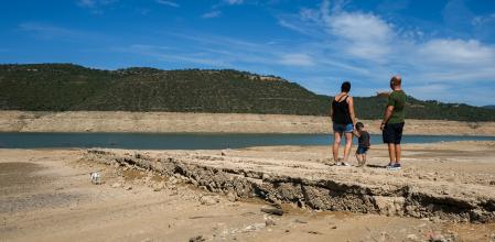 Vista del embalse de Rialb (Lleida), en 2022, en el antiguo pueblo de Tiurana, durante la sequía en Catalunya.&nbsp;
